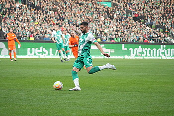 null Tony Jung bei einer Flanke