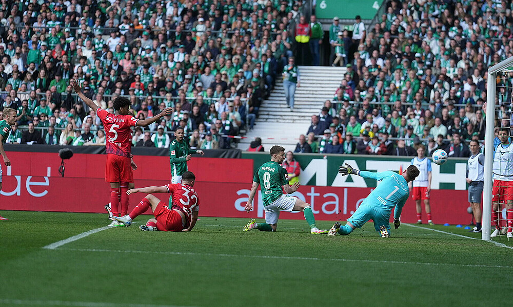 Weiser drückt den Ball über die Linie. 