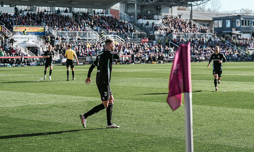 Marvin Ducksch jubelt nach seinem Freistoß. 