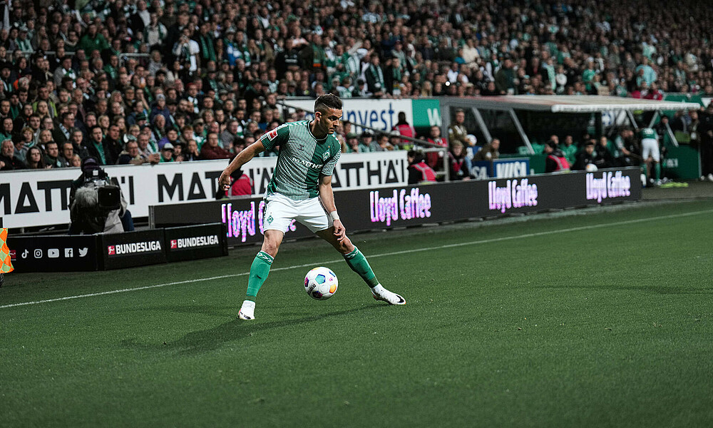 Rafael Borré mit Ball am Fuß. 