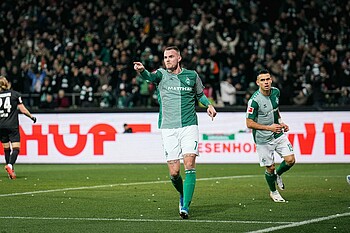 Marvin Ducksch mit ausgestrecktem Zeigefinger. 