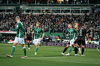 Marco Grüll zeigt mit dem Finger und jubelt gegen Union Berlin