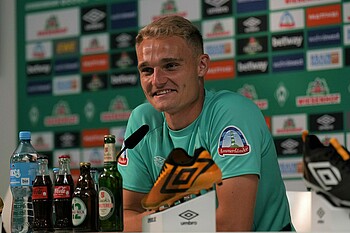 null Amos Pieper im PK Raum des Wohninvest Weserstadions.