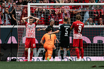 null Jiri Pavlenka klatscht mit Marco Friedl ab.