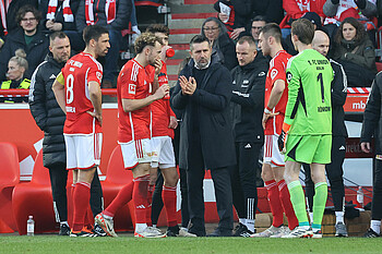Nenad Bjelica erklärt seinen Spieler etwas am Seitenrand. 