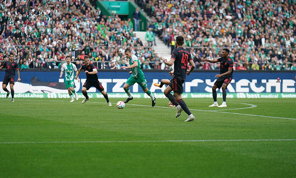 null Christian Groß läuft mit dem Ball am Fuß im Strafraum.