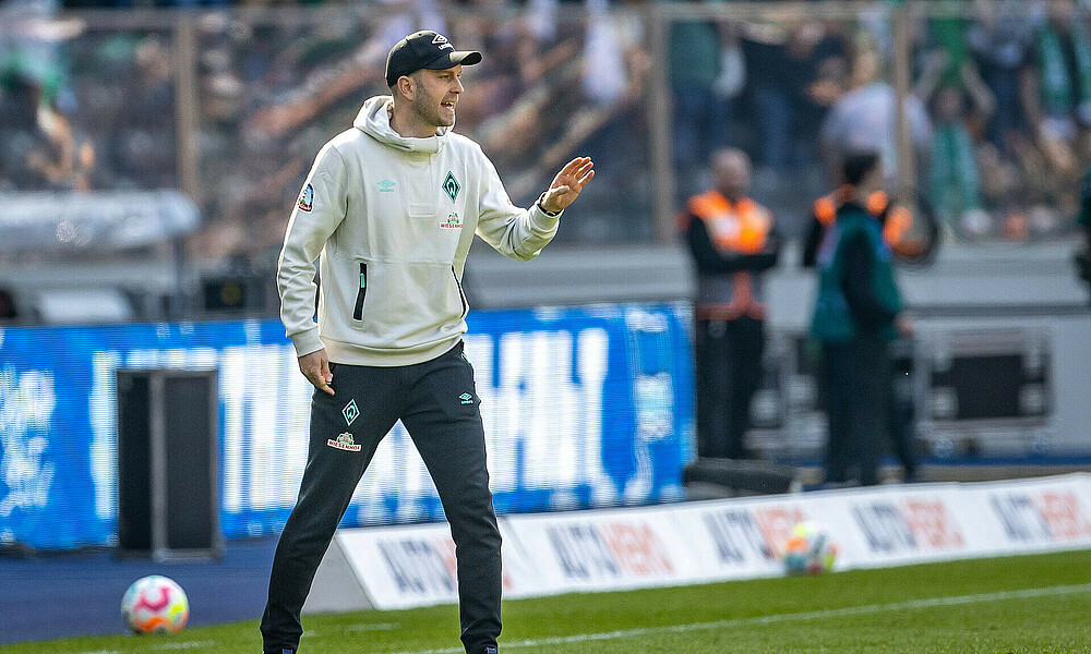 Ole Werner seitlich aufgenommen an der Linie, den linken Arm gebeugt.