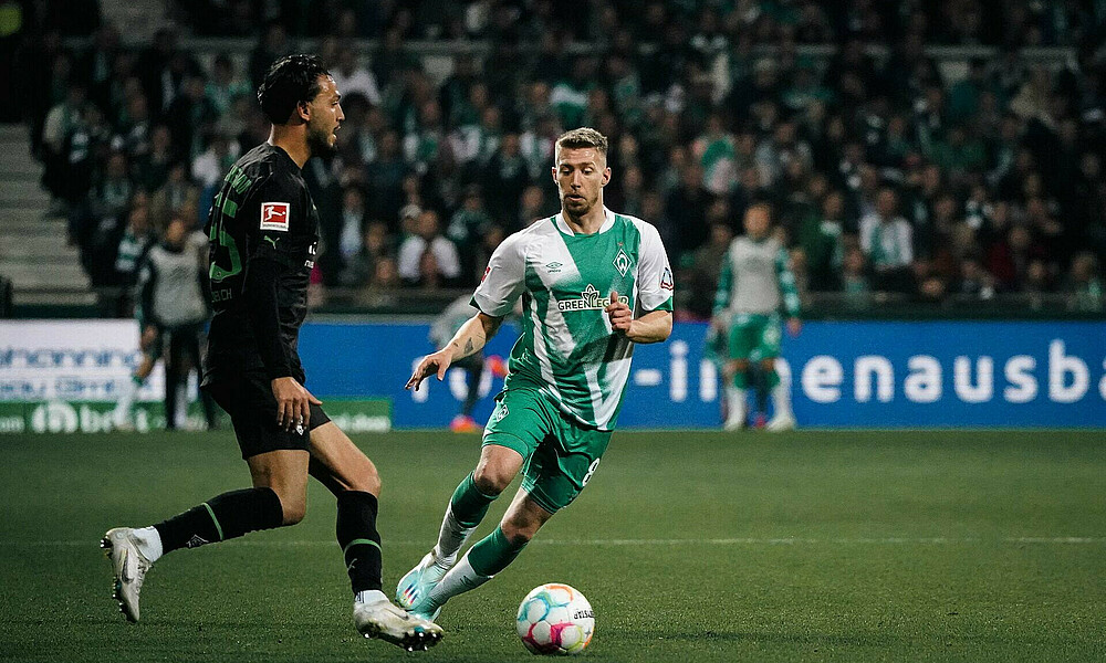 null Mitchell Weiser im Zweikampf beim Spiel gegen Gladbach.