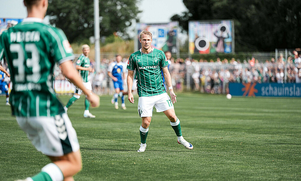 null Marco Grüll mit Blick auf den Ball auf dem Platz.