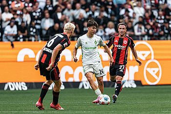 null Patrice Covic mit Ball am Fuß, dahinter Götze.