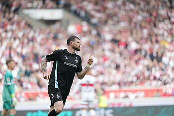 null Oliver Burke zeigt mit dem Finger nach seinem Tor in Stuttgart