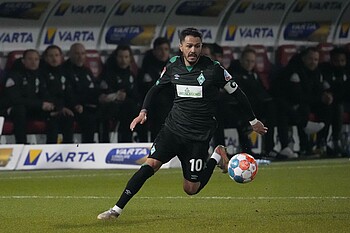 null Leonardo Bittencourt schießt, sein Gegenspieler ist weit weg.