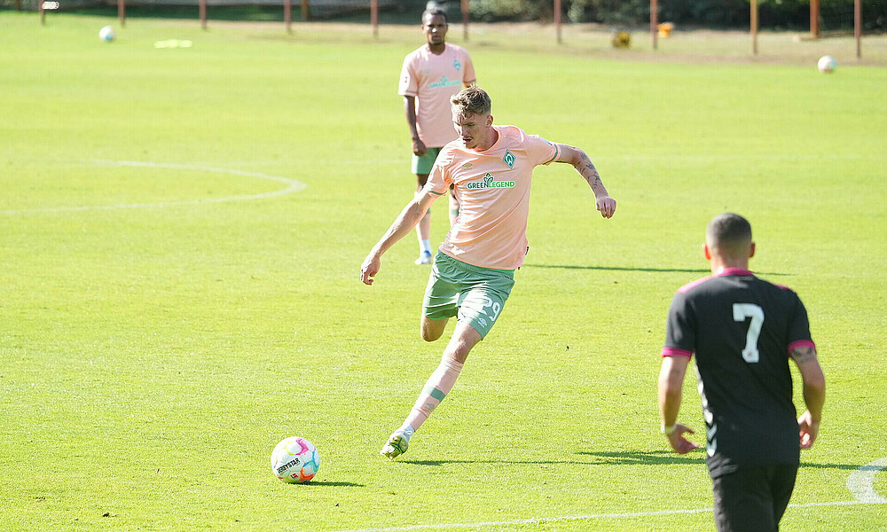 Nick Woltemade im neuen Trikot Away schießt den Ball im Test gegen Emmen