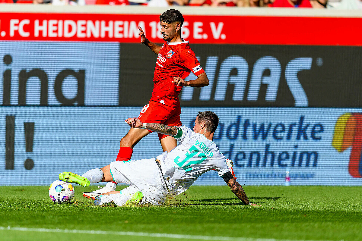 Eren Dinkci im Zweikampf mit Ex-Kollege Marco Friedl.