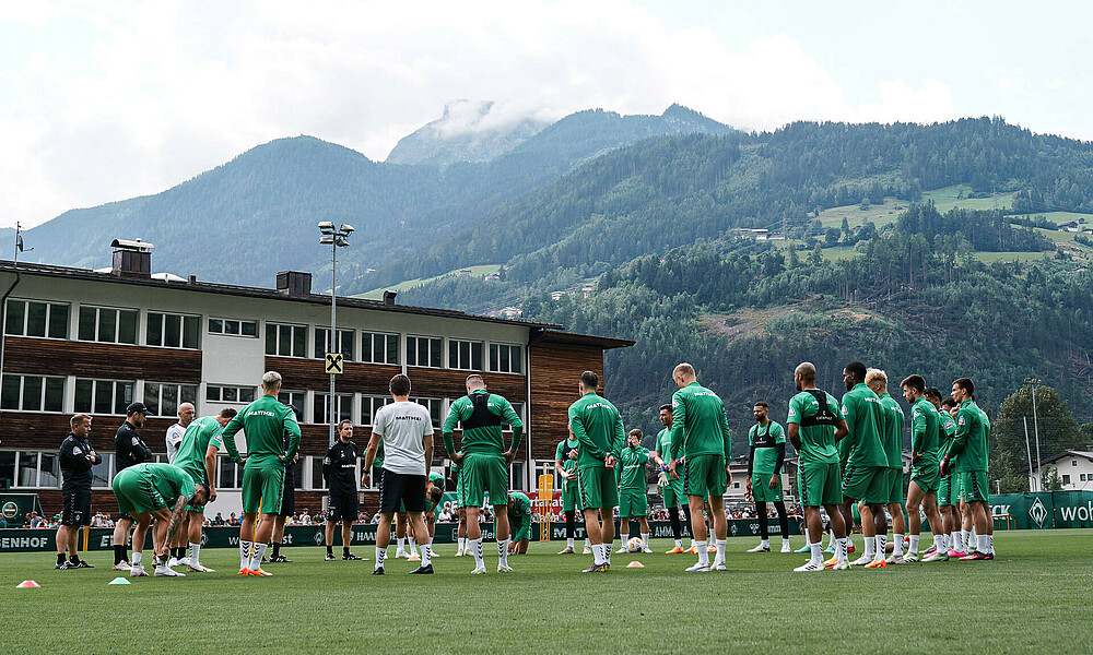 Die Mannschaft auf dem Trainingsplatz im Zillertal.
