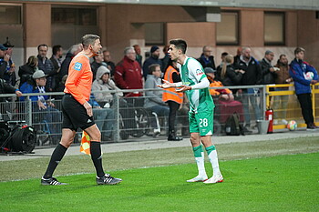 null Ilia Gruev spricht mit dem Schiedsrichtern.