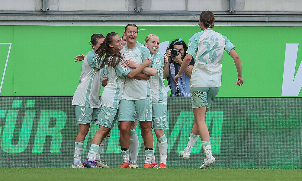Die Werderanerinnen bejubeln einen Torerfolg im Hinspiel gegen den VfL Wolfsburg.