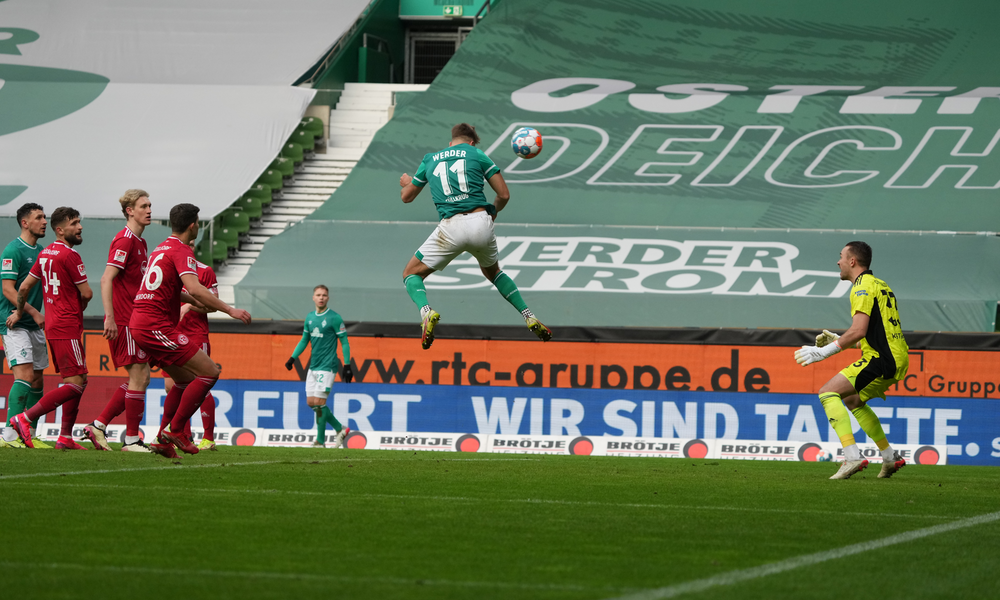 Niclas Füllkrug köpft ins Tor