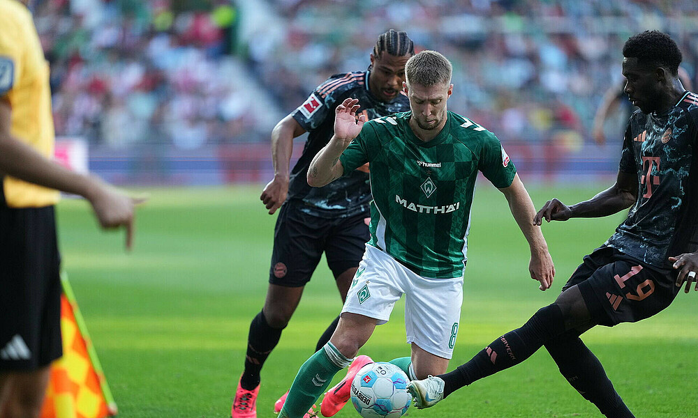 Mitchell Weiser im Duell um den Ball mit Alphonso Davies.