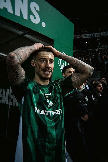 null Friedl schlägt die Arme über dem Kopf zusammen.