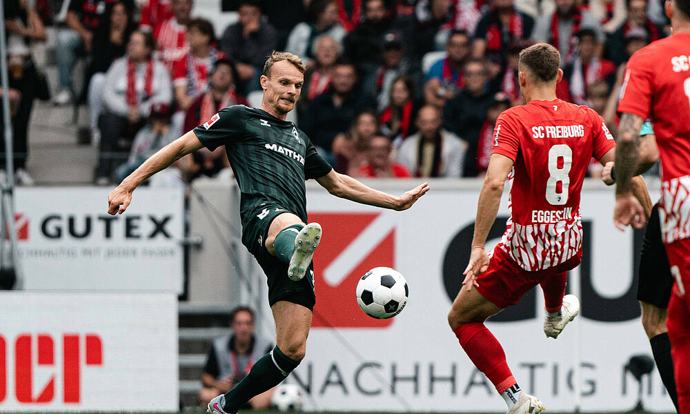 null Christian Groß im Zweikampf mit Maximilian Eggestein.