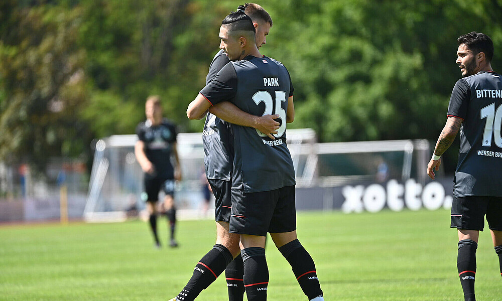 Niclas Füllkrug und Kyu-hyun Park bejubeln einen Treffer