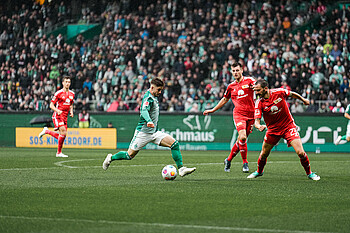 Romano Schmid am Ball