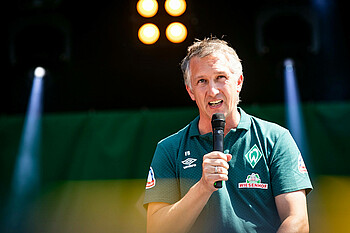 null Frank Baumann am Mikrofon.