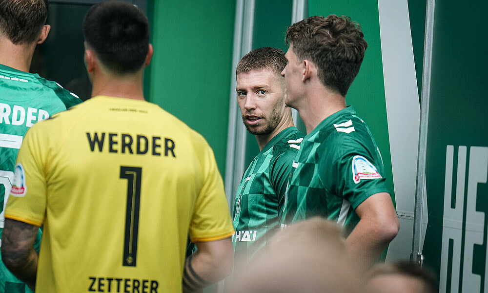 null Mitchell Weiser & Co. im Spielertunnel.