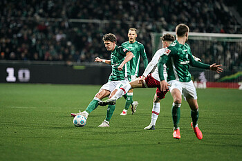 Jens Stage spielt einen Pass. 