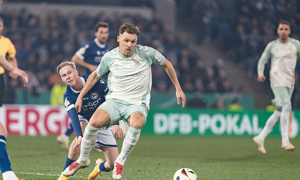 Senne Lynen mit Blick auf den Ball. 