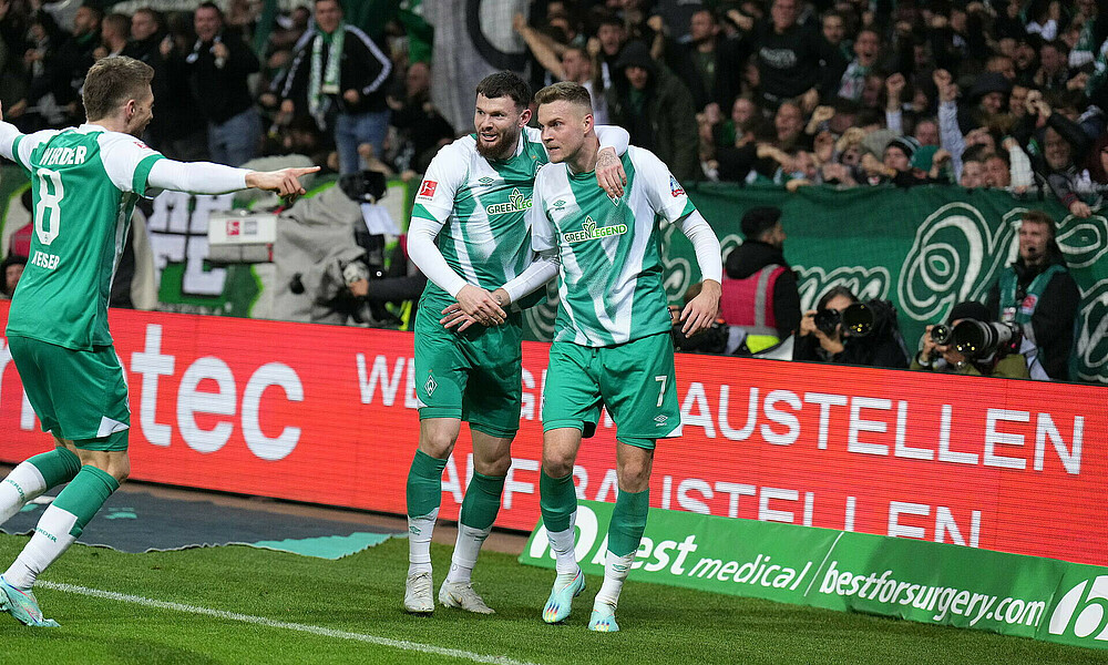 null Mitchell Weiser, Oliver Burke und Marvin Ducksch freuen sich über das Tor zum 2:0.