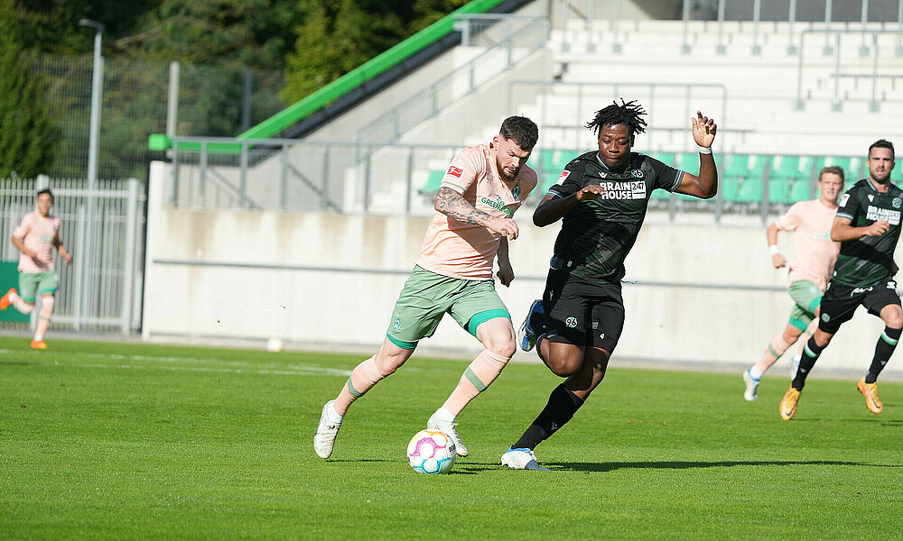 Oliver Burke im Zweikampf.