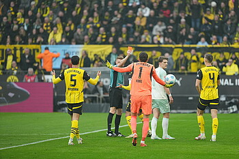 null Dingert zeigt Schlotterbeck die Rote Karte.