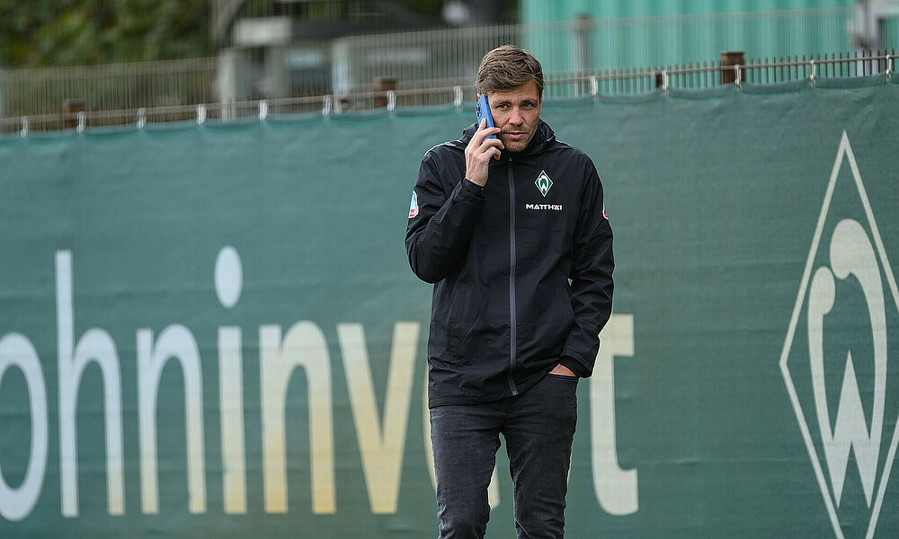 Clemens Fritz am Telefon. 