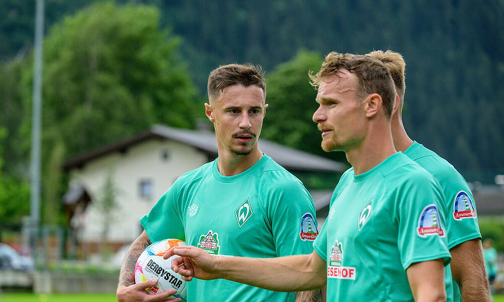 null Marco Friedl und Christian Groß unterhalten sich beim Training.