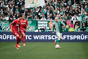 Romano Schmid mit Ball am Fuß. 
