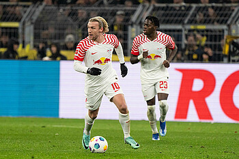 null Emils Forsberg mit Ball am Fuß.