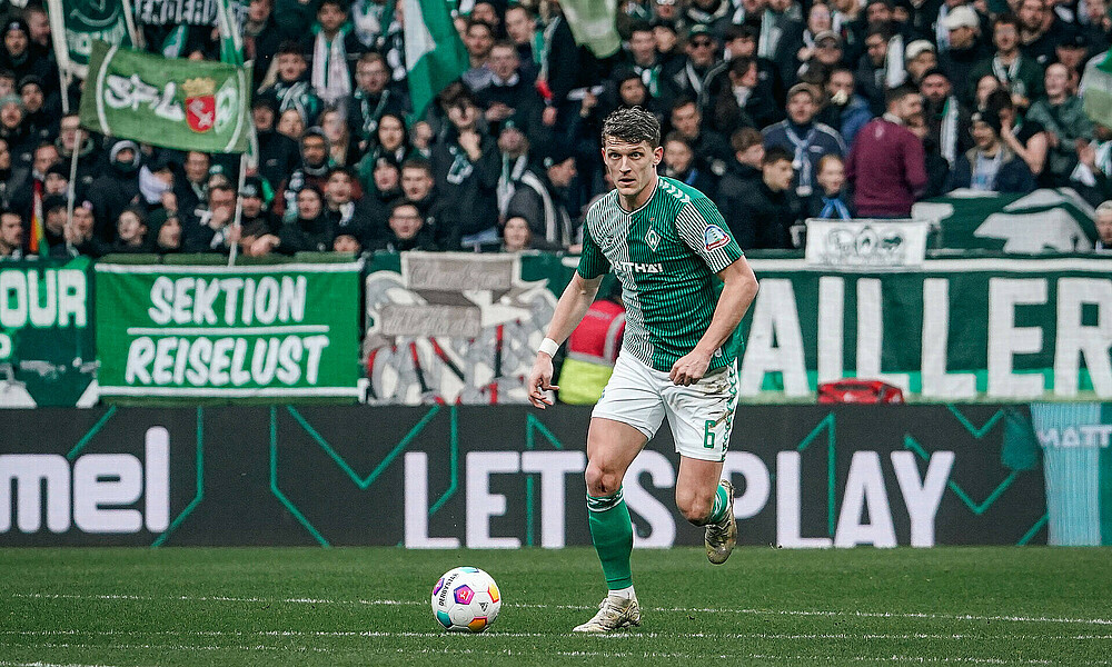 null Jens Stage mit Ball am Fuß.