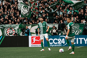 Borré spielt einen Pass auf Jung. 