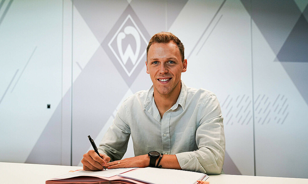 Senne Lynen bei der Vertragsunterschrift. 