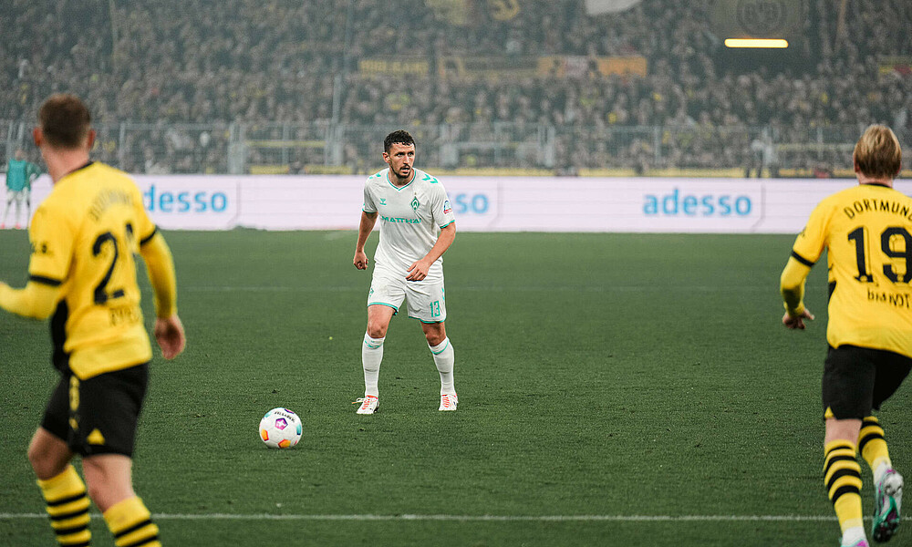 null Milos Veljkovic mit Ball am Fuß im Spiel gegen Borussia Dortmund.