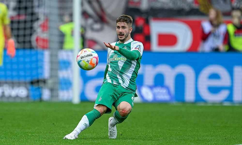 Romano Schmid schießt.