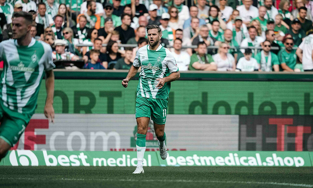 null Niclas Füllkrug joggt über den Platz.