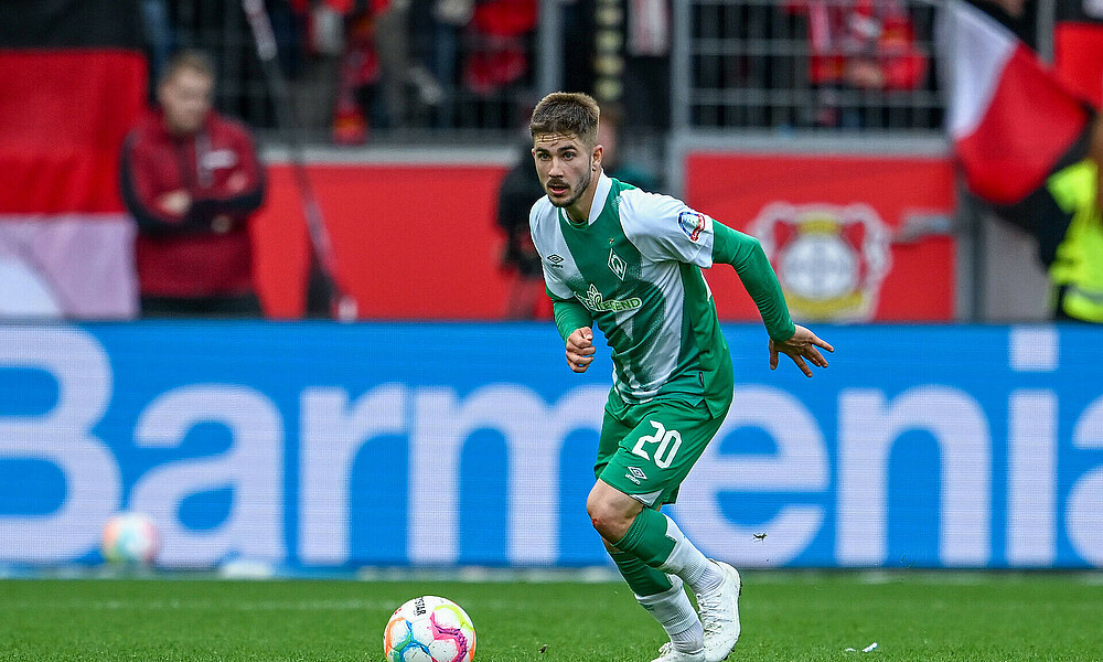Romano Schmid mit dem Ball am Fuß.