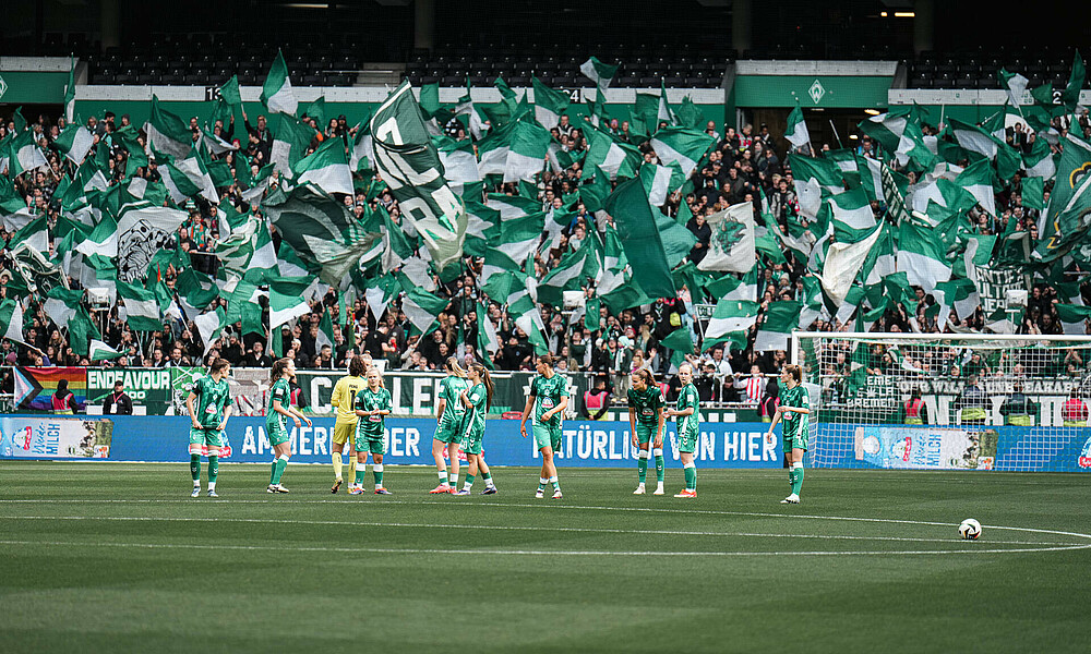 Die Werder-Frauen vor der Ostkurve.