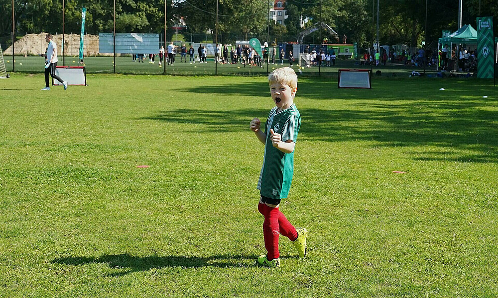 Ein Junge jubelt mit geballter Faust