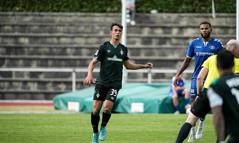 Fabio Chiarodia schaut in einem Testspiel seinem Pass hinterher.