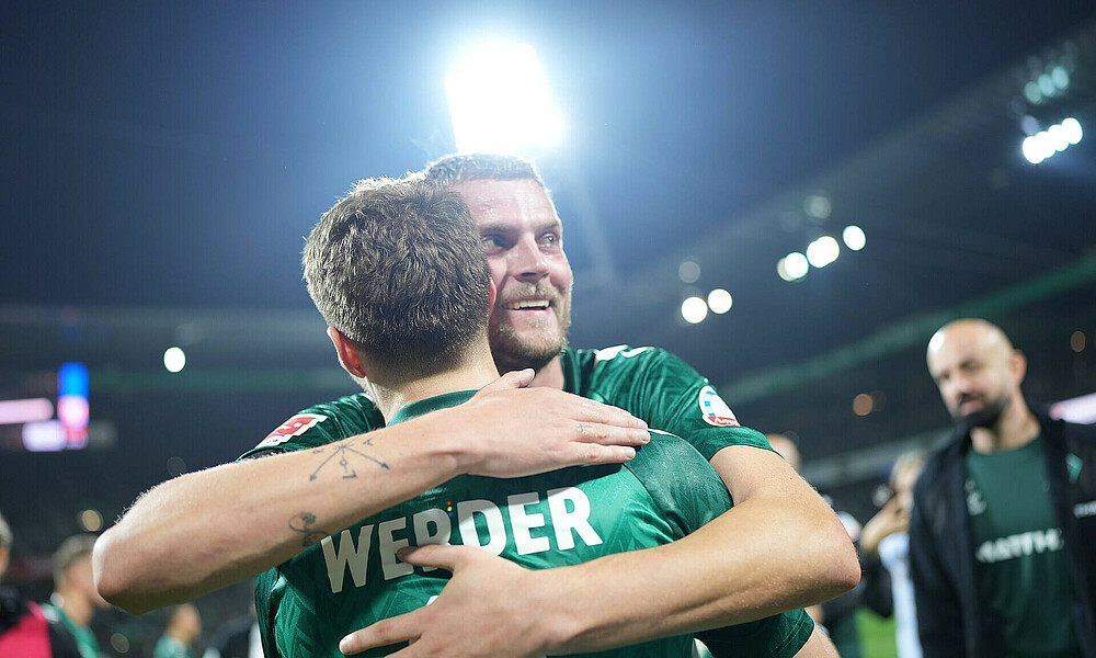 Marvin Ducksch umarmt Mitchell Weiser nach dem Spiel gegen Leverkusen