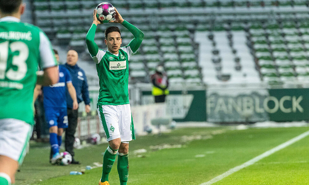 Kevin Möhwald beim Einwurf im Bundesliga-Spiel gegen den FC Schalke 04.